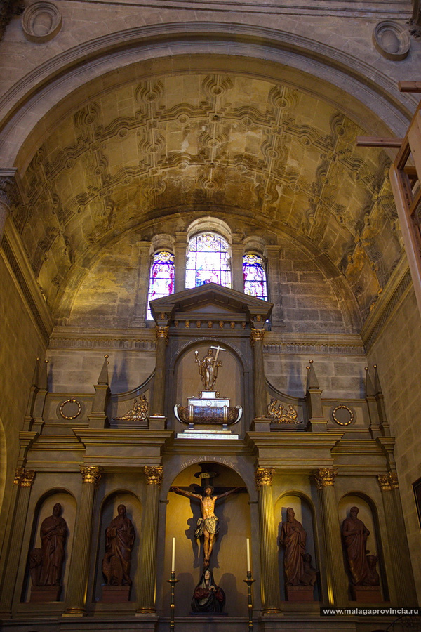 Капелла Los Caídos — Dolorosa (плачущая мадонна), над которой царит распятие Crucifix, выполненное Alonso de Mena, отцом Pedro. Малага, Испания
