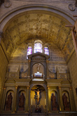 Капелла Los Caídos — Dolorosa (плачущая мадонна), над которой царит распятие Crucifix, выполненное Alonso de Mena, отцом Pedro.