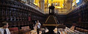Два ряда искуснейшим образом вырезанных хоров с 42 фигурами, изваянными Педро де Мена, Луисом де Варга и Хосе Альферо.