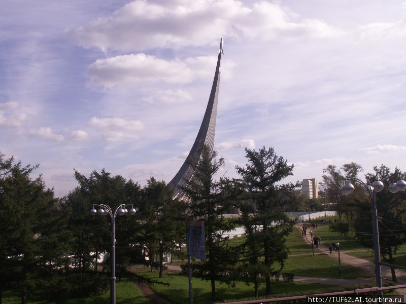 Монумент — обелиск Покорителям космоса. Открыт в 1964 г. Высота монумента – 100 м, вес – 250 т. Москва, Россия
