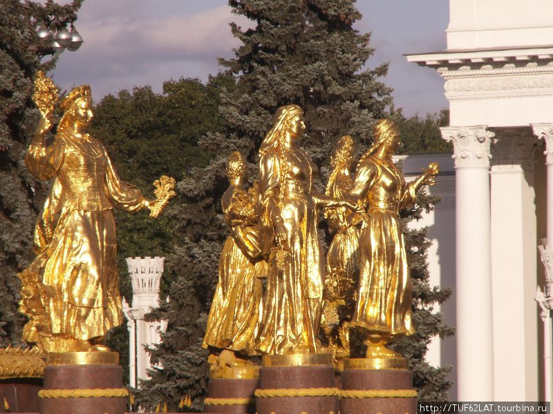 Золочёные фигуры фонтана Москва, Россия