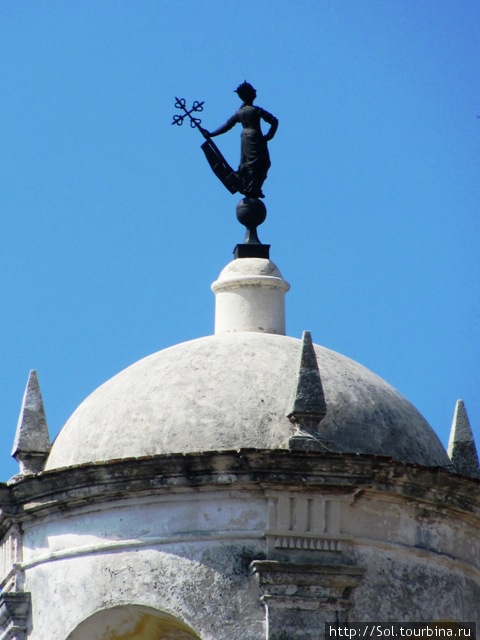 Еще один символ — Гиральдийа установленный на куполе в Крепости Фуэрса