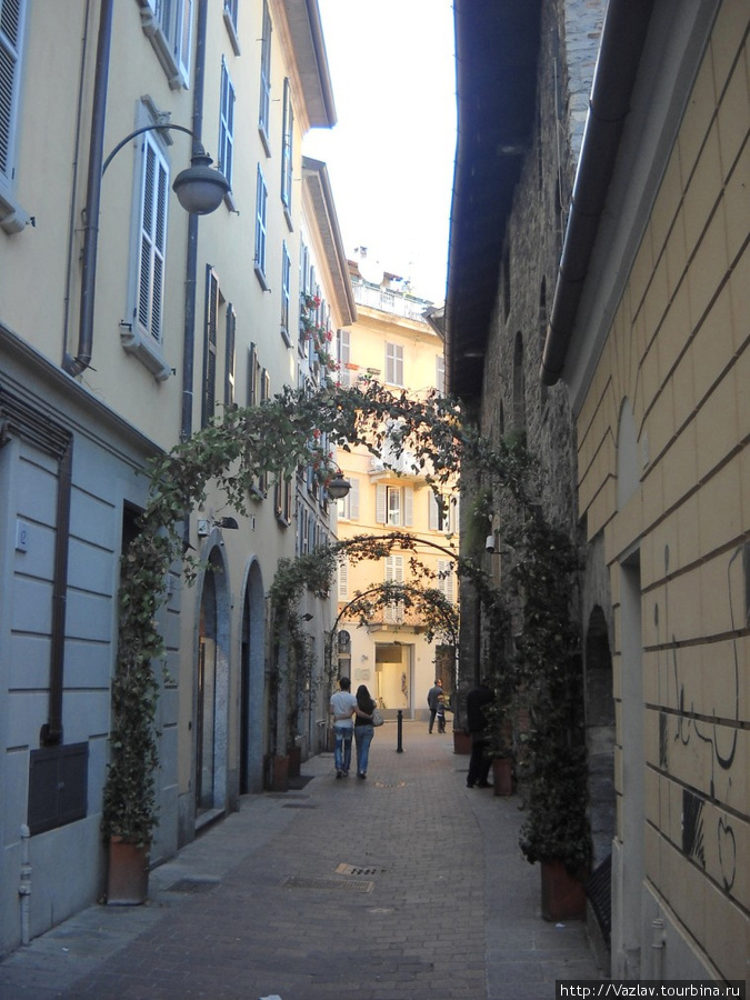 Украшенная улочка Комо, Италия