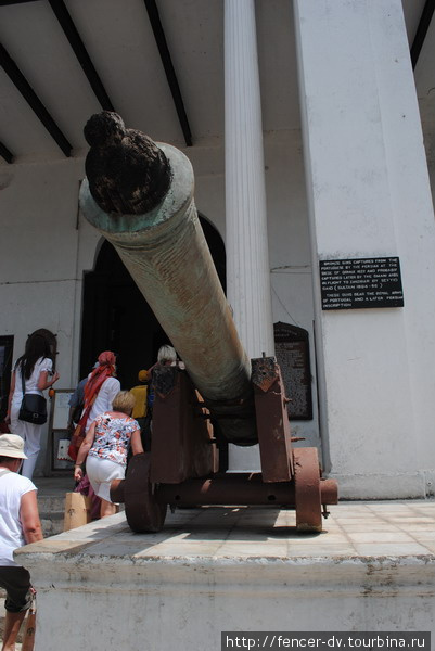 Туристы спешат укрыться в музее от жары Стоун-Таун, Танзания