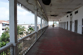 Балконы верхних этажей, откуда открываются роскошные виды на Стоун-Таун