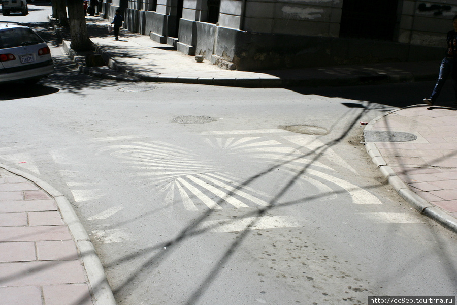 Пешеходный переход изображен максимально приближенным к рисунку зебры Потоси, Боливия