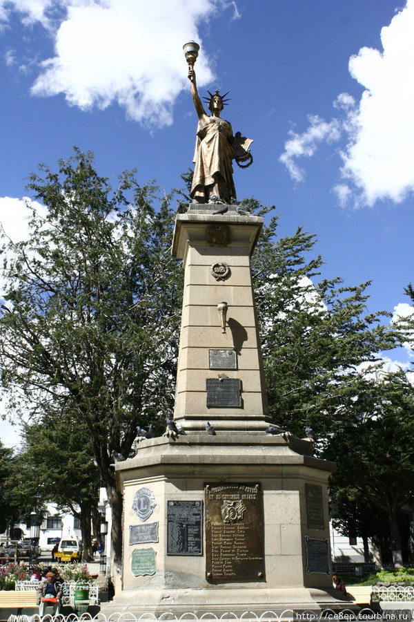 На центральной площади стоит а-ля статуя свободы Потоси, Боливия
