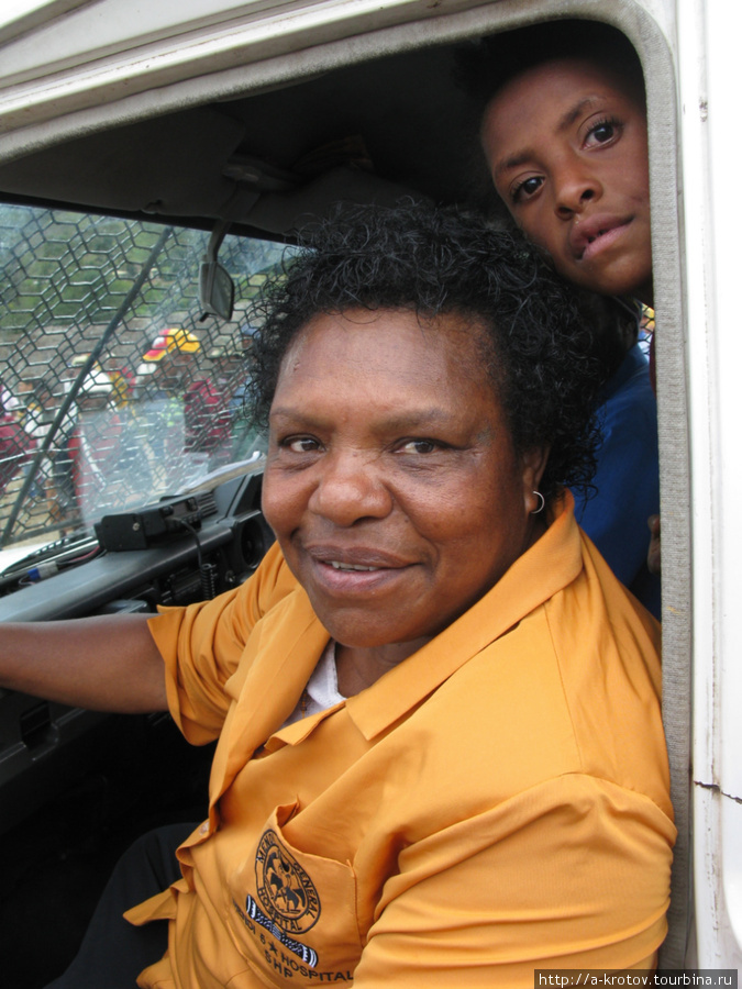 Эта женщина (в машине госпиталя) пыталась меня спасти от топлы фанатов Менди, Папуа-Новая Гвинея