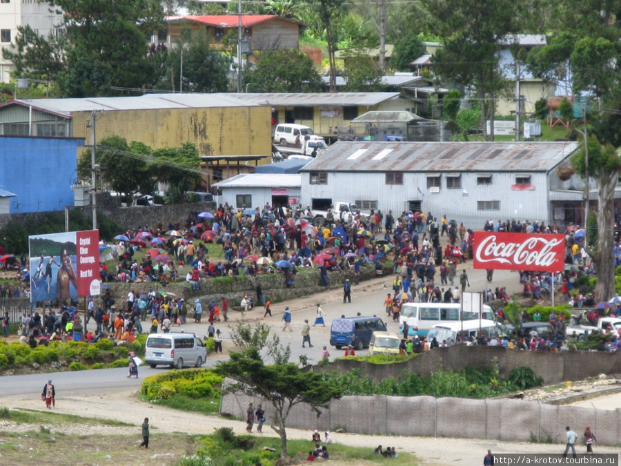 Вид города сверху, с горы. Видно, что людей на улицах очень много! Менди, Папуа-Новая Гвинея
