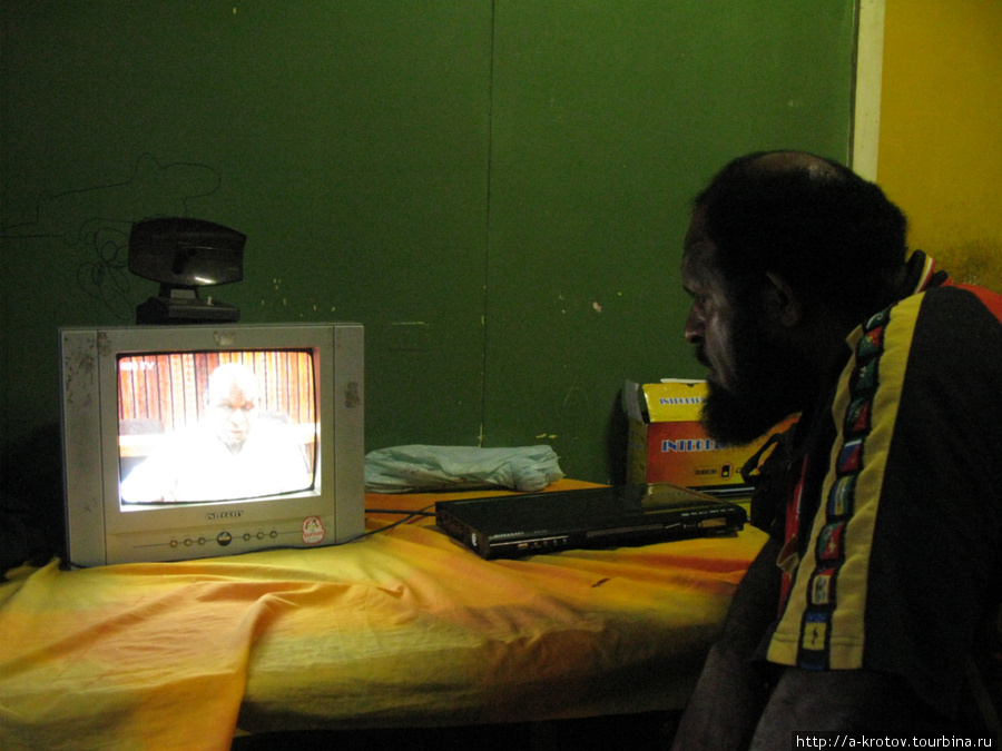 По вечерам те, у кого есть телевизор, смотят его внимательно Менди, Папуа-Новая Гвинея