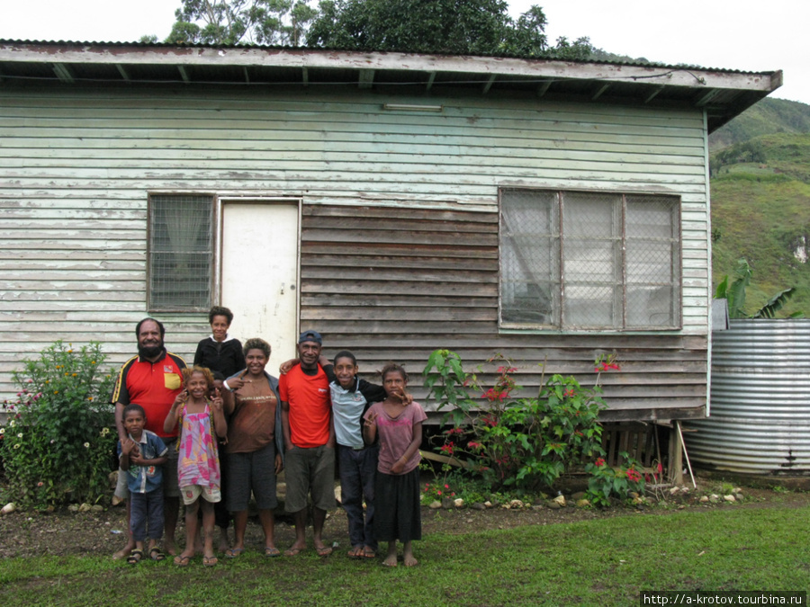 Эта семья меня вписала, а позвал меня 14-летний школьник Менди, Папуа-Новая Гвинея