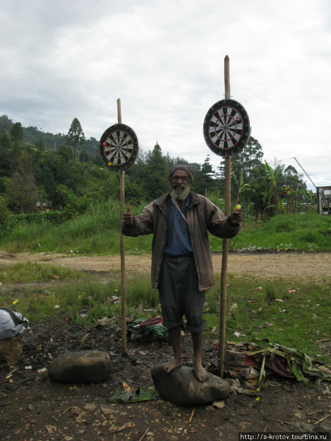 Любимая игра папуасов, после карт — дротики метать Менди, Папуа-Новая Гвинея