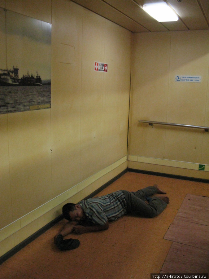Некоторые пассажиры спят где попало Индонезия
