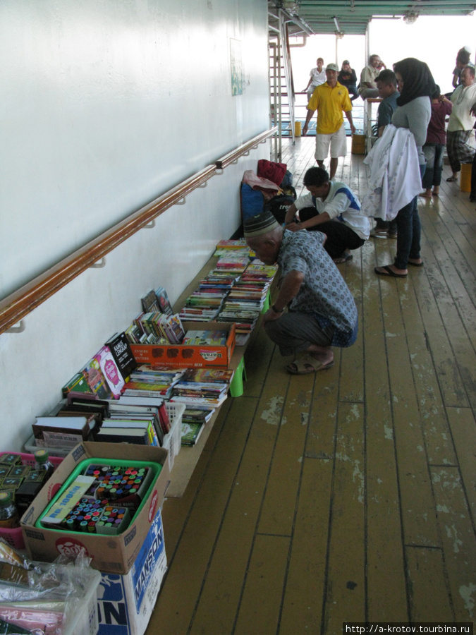 Продажа святых книг на пароходе Индонезия