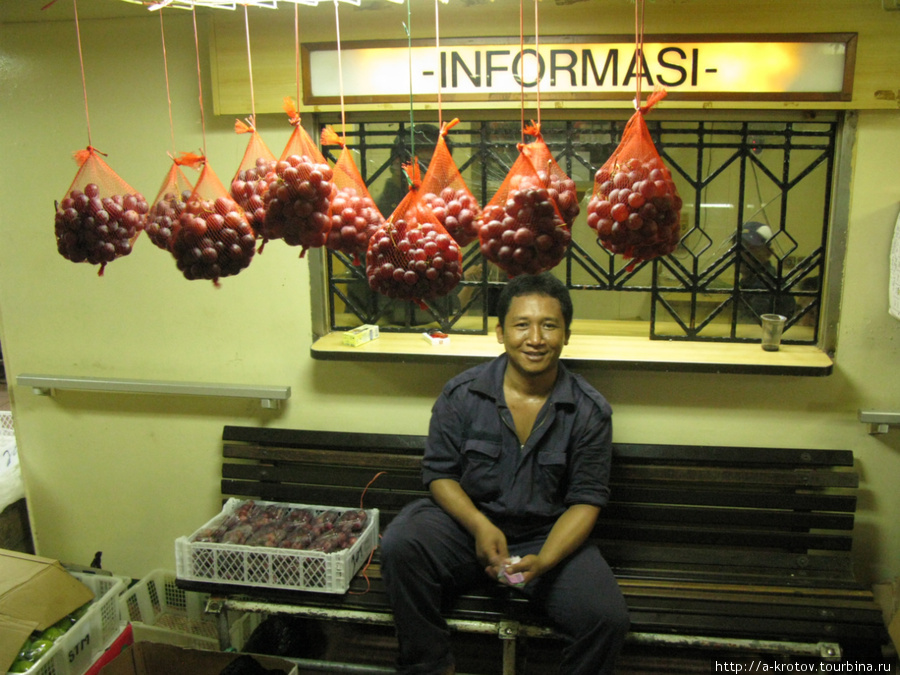 Продажа фруктов на пароходе Индонезия
