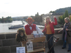 наверное, в каждом старом и популярном среди туристов городе есть свой такой музыкант с обезьянкой / собачкой / ...
Прага, Карлов мост над Влтавой
октябрь 2009