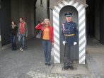 Каждый уважающий себя турист-путешественник, наверное, считает своим долгом испробовать эту тяжкую ношу — охранять Президентсткий (или Королевский) дворец ;-)
Прага, Градчаны