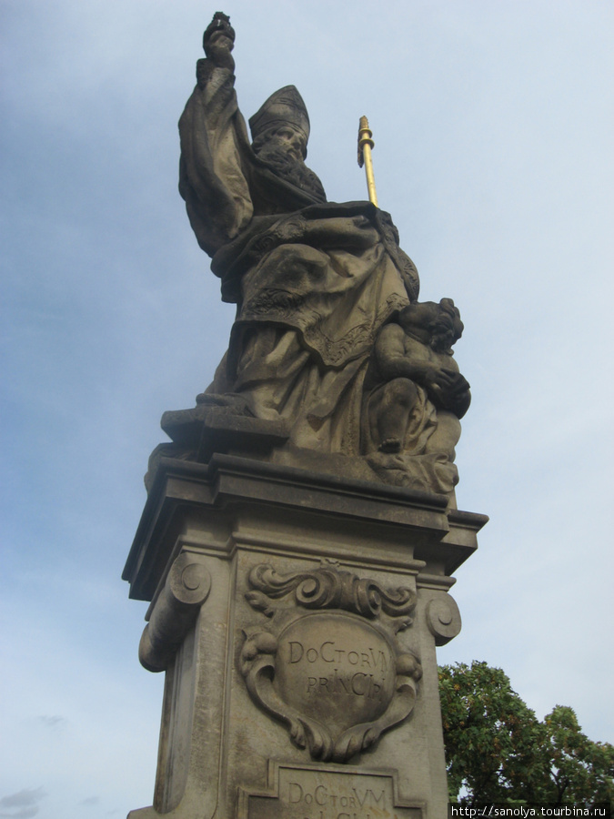 Одна из фигур Карлова моста Прага, Чехия