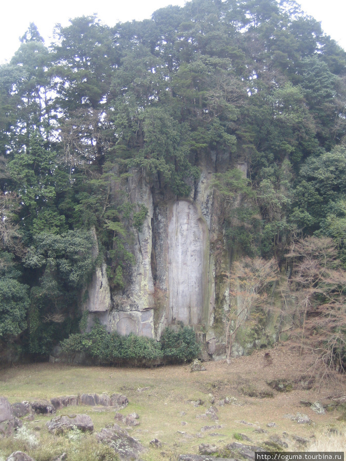 противоположный храму берег реки с образом bodhisattva Maitreya на скале Уда, Япония