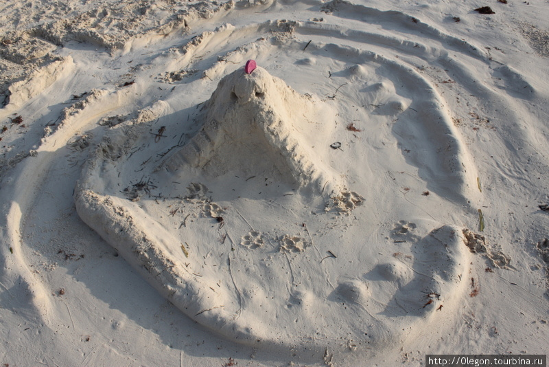 Строим пирамиды из белого песка