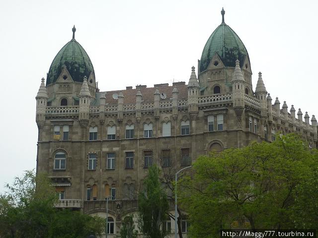На одной из площадей рядом с Парламентом. Будапешт, Венгрия