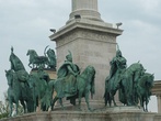 Венгерские вожди у подножья колонны на Площади Героев. Почему-то Властелин колец вспомнился...