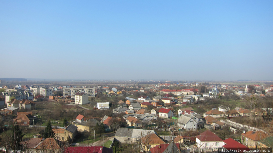 вид на современную часть города, середина подъема к замку Мукачево, Украина