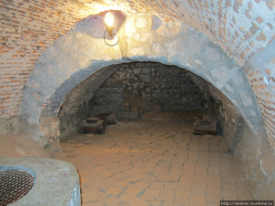 подземелья замка Мукачево, Украина