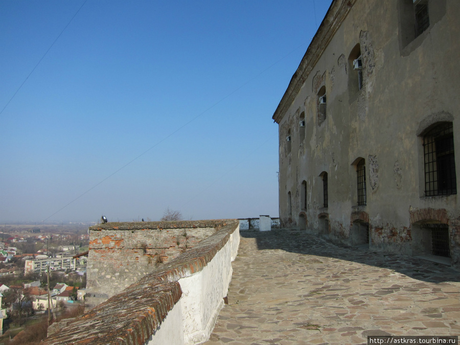 неотреставрированная часть замка Мукачево, Украина
