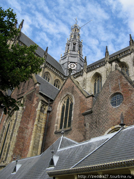 Церковь Святого Бавона на центральной площади, стиль — «пламенеющая готика» Харлем, Нидерланды