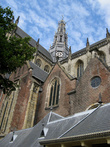 Церковь Святого Бавона на центральной площади, стиль — «пламенеющая готика»