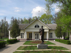 Территория бывшей усадьбы С. А. Кувшинниковой. Памятник Чехову перед Концертно-выставочным залом.