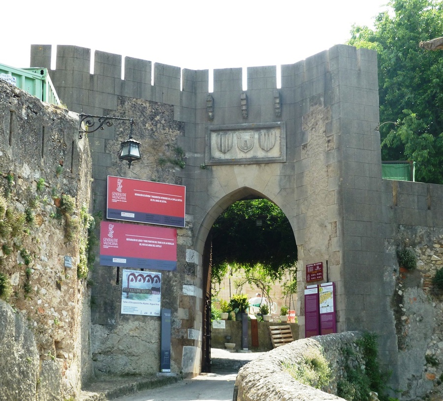Вход в замок Хатива, Испания