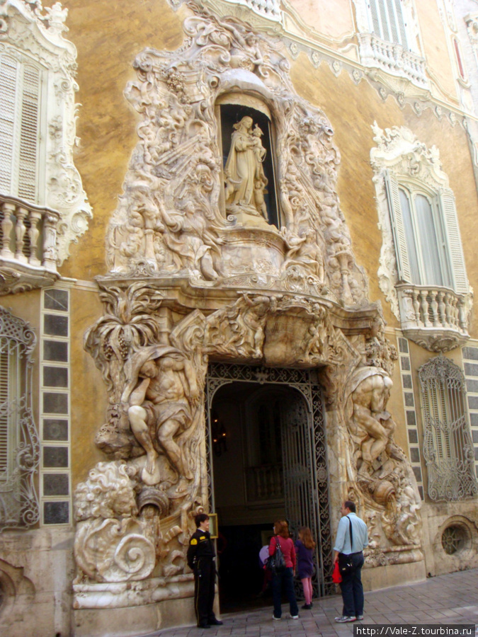 дворец, он же — музей керамики Валенсия, Испания