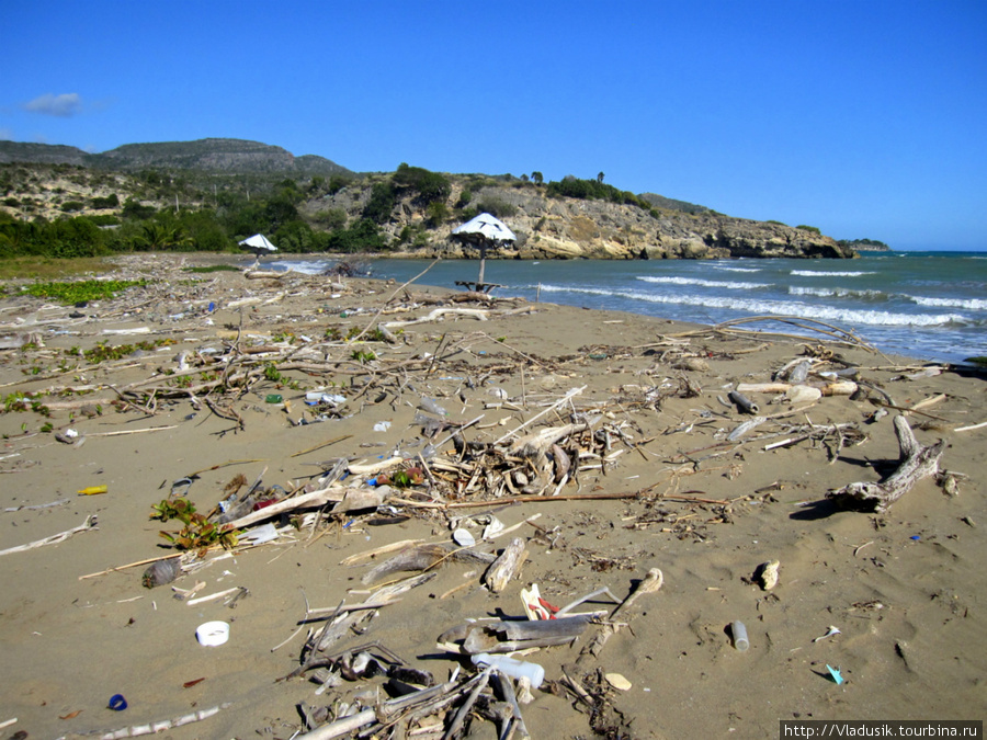 Брошеный пляж. Весь мусор выносит на берег штормами. Провинция Гуантанамо, Куба