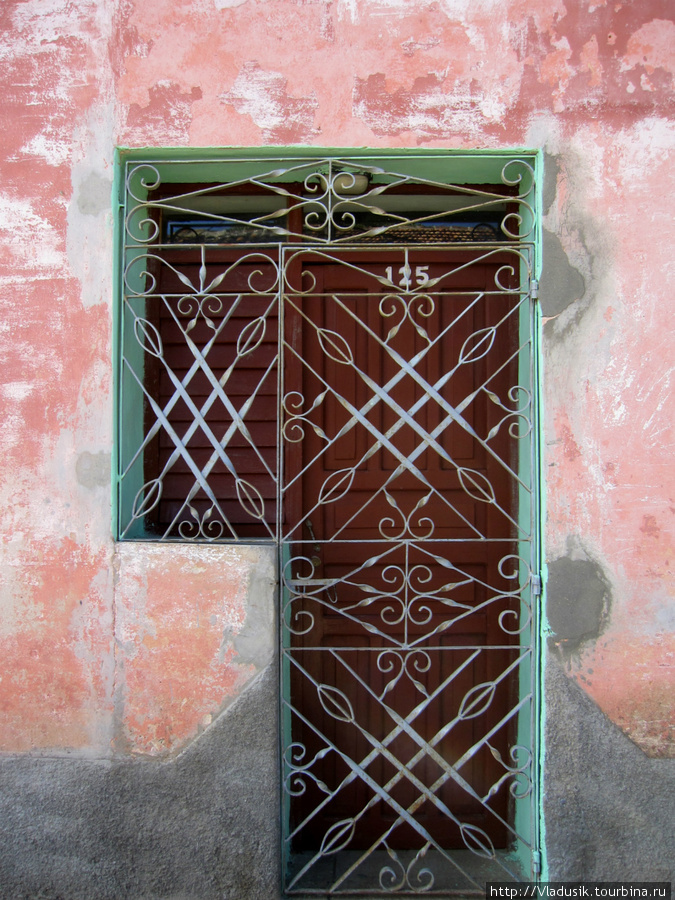 Рисунок решеток на дверях и окнах редко повторяется Тринидад, Куба