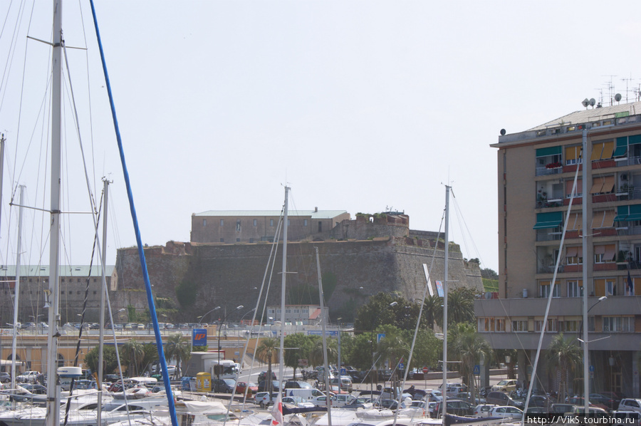 Раньше старый порт и город защищала крепость Fortezza del Priamar. Теперь это памятник архитектуры и достопримечательность Савоны. Савона, Италия