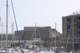 Раньше старый порт и город защищала крепость Fortezza del Priamar. Теперь это памятник архитектуры и достопримечательность Савоны.