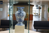 В здании порта образцы керамики Савоны. Здесь мастера используют в основном синий цвет.
