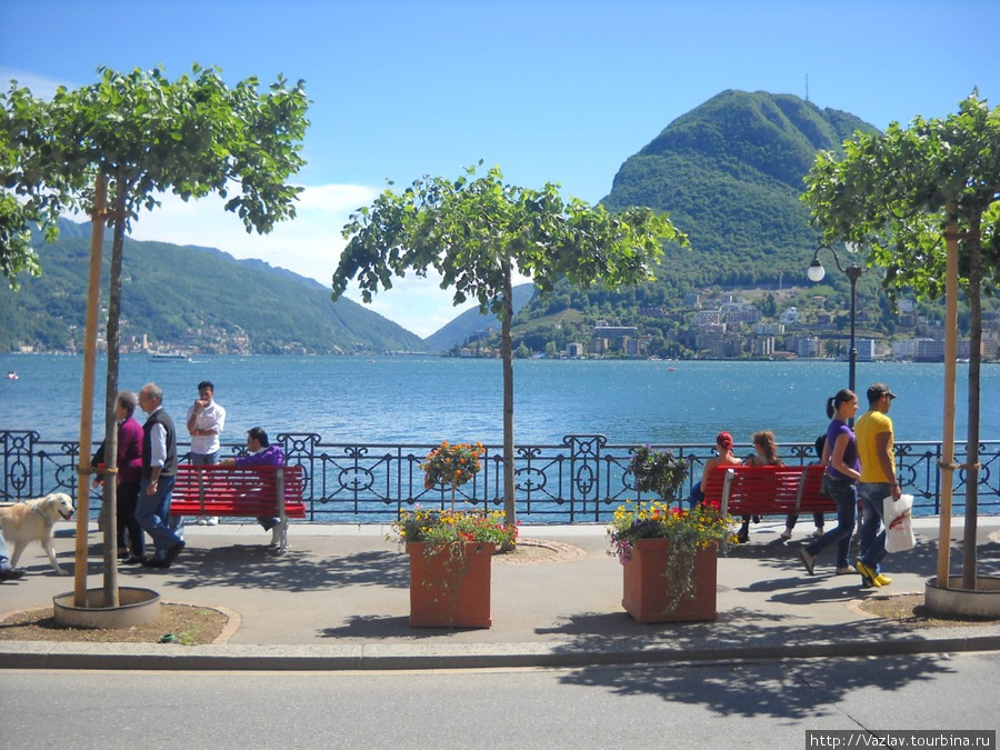 Скамейки набережной почти всегда полны Лугано, Швейцария