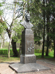 Памятник А.П.Чехову (скульптор Мотовилов)  на сиреневой аллее.