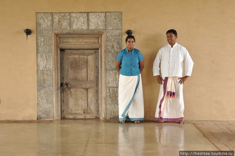Ланкийцы в традионных для сухой зоны нарядах ... Персонал отеля, будто актеры в пьесе на пасторально-историческую тему, преисполнены значимости, но внимательны и нечопорны. Это еще одна особенность отеля — кажется, ты в гостях у дальней родни в ланкийской деревне. Сигирия, Шри-Ланка