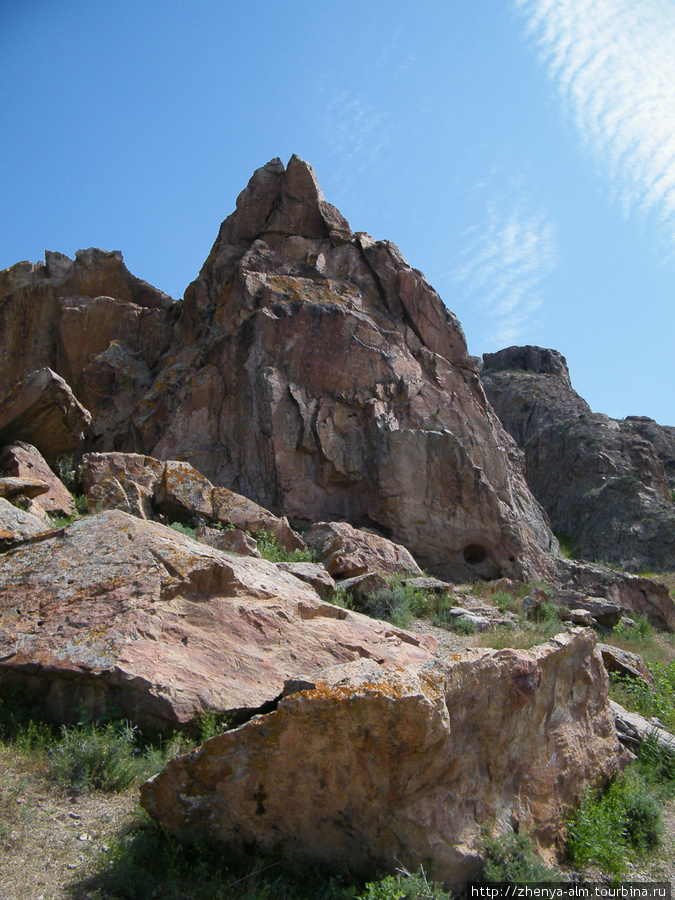 скала с петроглифами — как с древними, возрастом более 2000 лет, так  современными, возрастом 50 лет Урочище Тамгалы-Тас (петроглифы), Казахстан