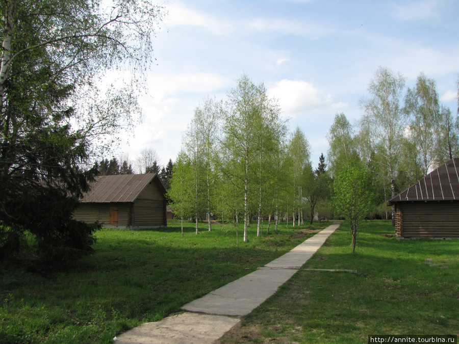 Поляна Четырехугольник с хозяйственными постройками — слева конюшня, справа скотный двор. Мелихово, Россия