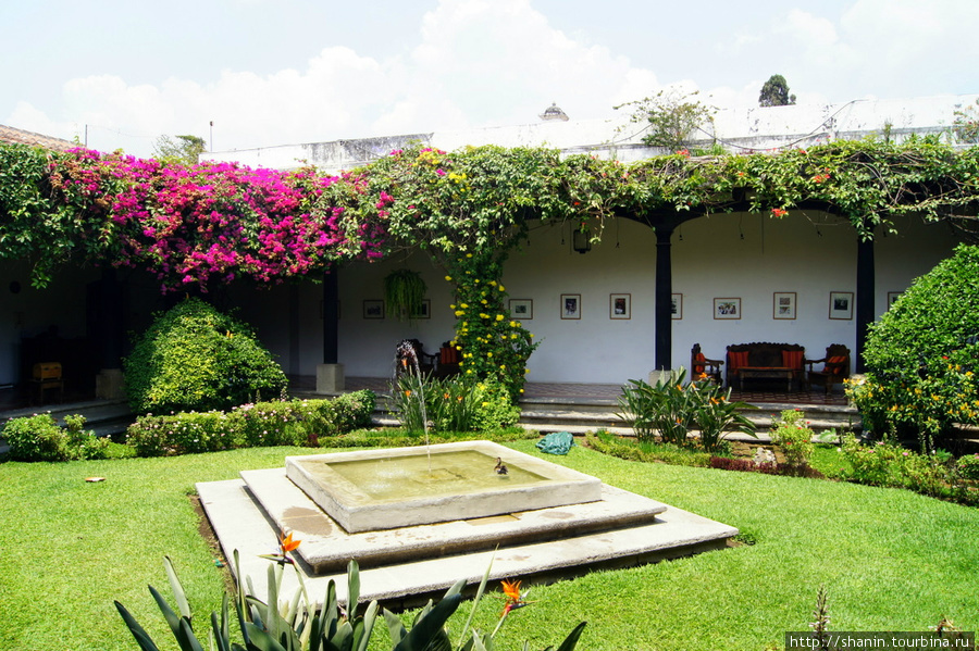 Внутренний двор с фонтаном Антигуа, Гватемала