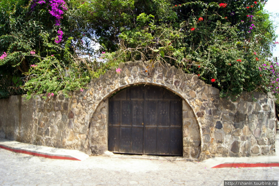 Дверь в стене Антигуа, Гватемала