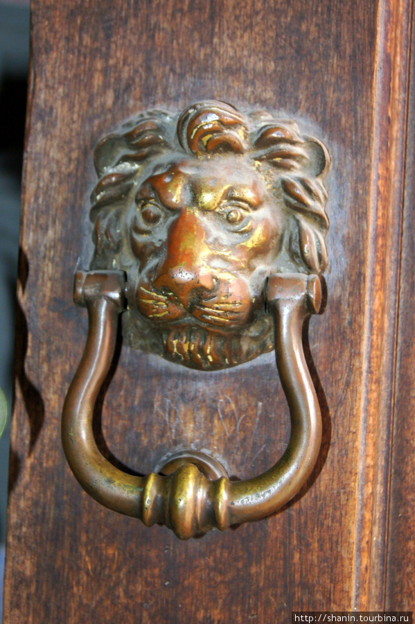 Дверная ручка в форме льва Антигуа, Гватемала