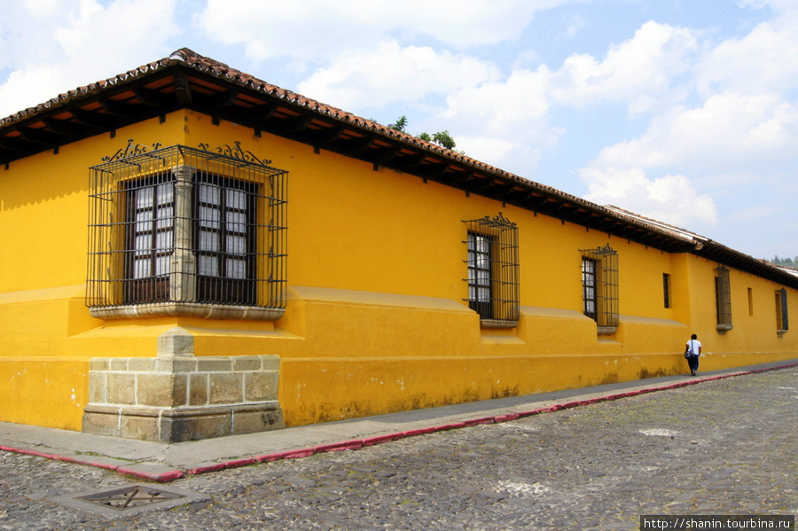 Город в оттенках желтого цвета Антигуа, Гватемала