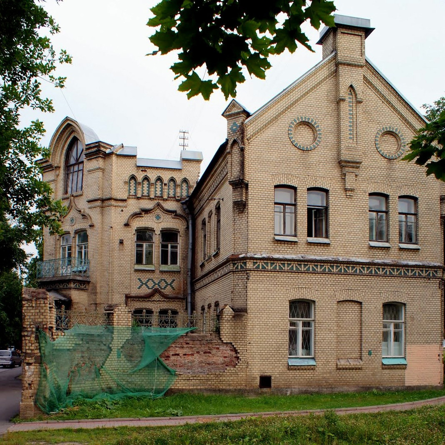 Красивый фасад здания, в котором находится музей. Пушкин, Россия