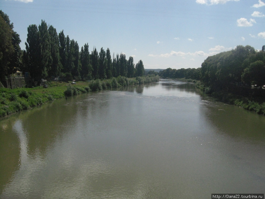 Река Уж и аллея тополей Ужгород, Украина